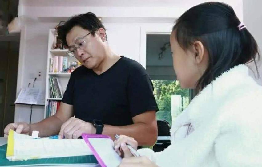 52岁村医与儿子考入同校同专业这是一个非常令人钦佩的事迹。一位52岁的村医与儿子一同考入同一所学校，并且选择了相同的专业，这展现出了他的毅力和决心，同时也体现出了他对于医学事业的热爱和执着。